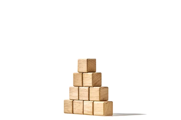 Közelkép Kockák Elrendezi Egy Piramis Alakú Modell Létrehozása Szimbólumok Vagy — Stock Fotó