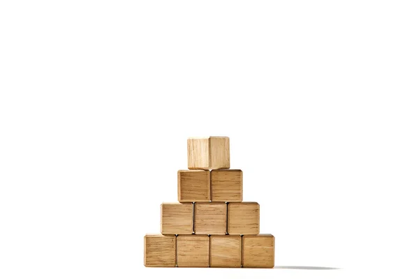 特写木方块排列成金字塔形模型 用于在白色背景上创建符号或标志 业务增长和管理概念 — 图库照片