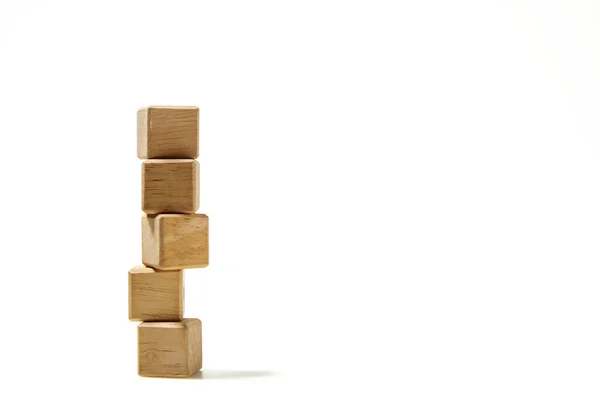 Fünf Leere Holzwürfelblöcke Stapeln Sich Auf Weißem Hintergrund Mit Kopierraum — Stockfoto