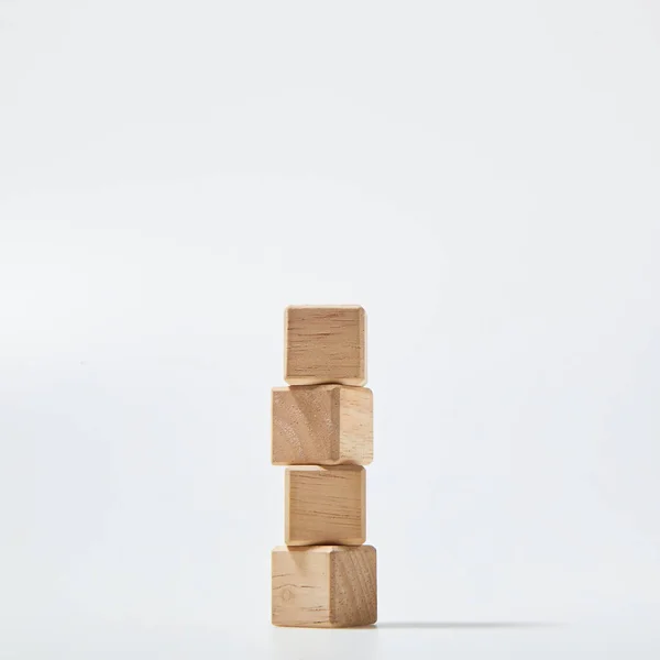 Vier Leere Holzwürfelblöcke Stapeln Sich Auf Weißem Hintergrund Mit Kopierraum — Stockfoto