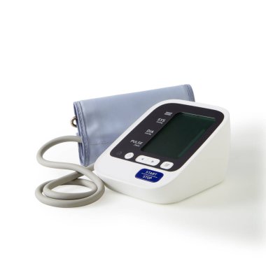 Evde üst kol dijital tansiyon monitörü ve otomatik sistem izole edilmiş beyaz arka plan. kırpma yolu