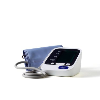 Evde üst kol dijital tansiyon monitörü ve otomatik sistem izole edilmiş beyaz arka plan. kırpma yolu