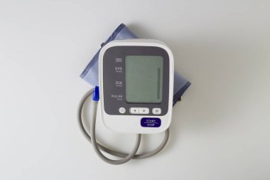 Üst kol dijital tansiyon monitörü evde otomatik sistem izole edilmiş beyaz arka plan.