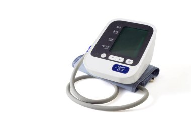 Evde üst kol dijital tansiyon monitörü ve otomatik sistem izole edilmiş beyaz arka plan. kırpma yolu