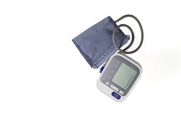 上臂数字式血压监测器位于家中 自动系统隔离白色背景 剪切路径 — 图库照片