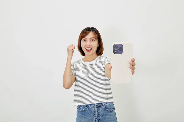 Mladá Asijská Fena Tričku Modré Džíny Ukazující Smartphone — Stock fotografie
