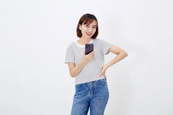 ポートレート美しい若いアジアのビジネス女性短いブルネットの髪開催スマートフォンの会話に反応する彼女の携帯電話に自信を持って明るい顔の表情のスタジオショット上の白い背景 — ストック写真