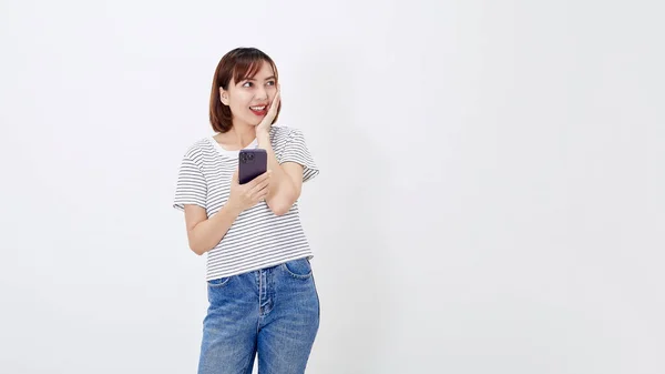 아시아 비지니스 여성의 스마트폰 정보에 반응하여 스마트폰 대화를 배경에서 자신있게 — 스톡 사진