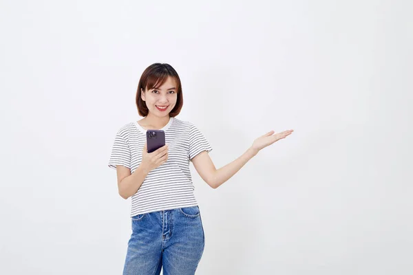 ポートレート美しい若いアジアのビジネス女性短いブルネットの髪開催スマートフォンの会話に反応する彼女の携帯電話に自信を持って明るい顔の表情のスタジオショット上の白い背景 — ストック写真