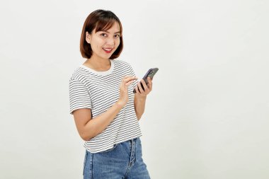 Akıllı telefon kullanan gülümseyen Asyalı kadın, beyaz arka planda cep telefonuyla mesajlaşmaya karşı duran insanlar ve teknoloji kavramı