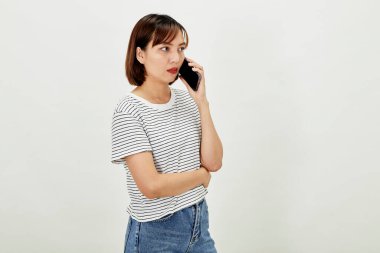 Akıllı telefon kullanan gülümseyen Asyalı kadın, beyaz arka planda cep telefonuyla mesajlaşmaya karşı duran insanlar ve teknoloji kavramı