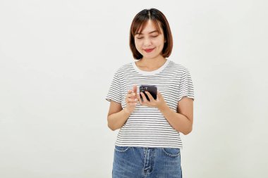 Akıllı telefon kullanan gülümseyen Asyalı kadın, beyaz arka planda cep telefonuyla mesajlaşmaya karşı duran insanlar ve teknoloji kavramı
