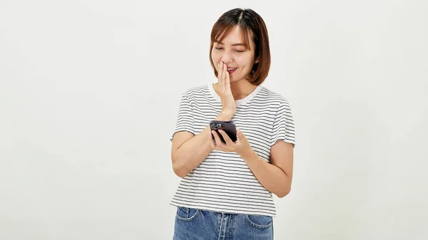 Молода Жінка Азії Яка Тримає Мобільний Телефон Вказує Пальцем Порожній — стокове фото