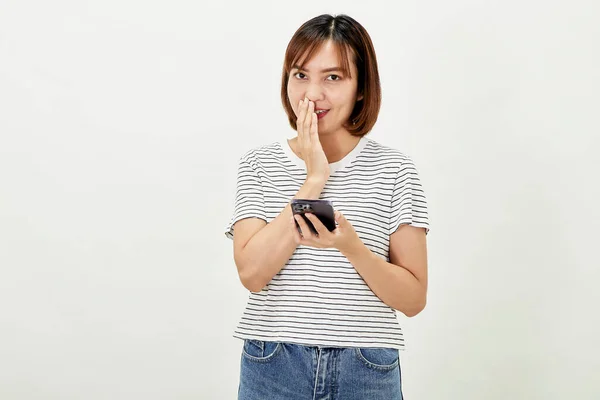 スマートフォンを使ってアジアの女性を笑顔にし 白い背景の携帯電話でのテキストメッセージに反対し 人々と技術の概念 — ストック写真