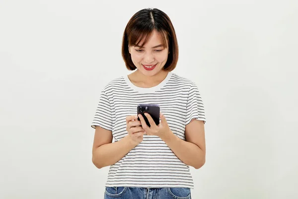 Χαμογελώντας Ασιατική Γυναίκα Χρησιμοποιώντας Ένα Smartphone Στέκεται Κατά Γραπτών Μηνυμάτων — Φωτογραφία Αρχείου