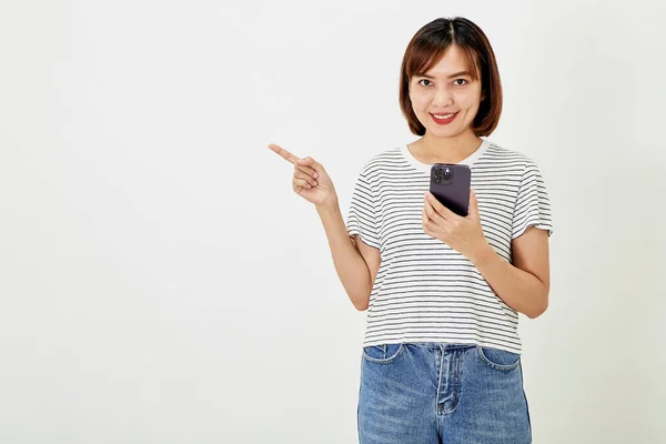 Посмішка Азіатська Жінка Допомогою Смартфона Стоїть Проти Смс Мобільному Телефоні — стокове фото