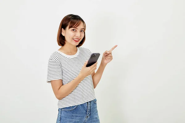 Молода Жінка Азії Яка Тримає Мобільний Телефон Вказує Пальцем Порожній — стокове фото