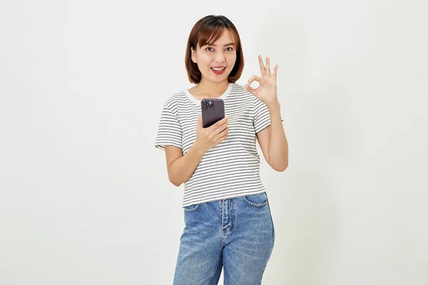 Mladá Asijská Žena Držící Ukazující Mobilní Telefon Ukazující Prstem Prázdný — Stock fotografie