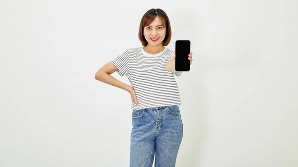 Mladá Asijská Žena Držení Smartphone Vypadá Šťastně Kameru Reagující Informace — Stock fotografie