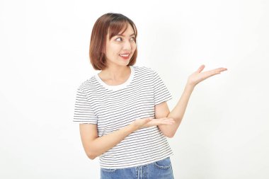 Beyaz bir arka plan fotokopi alanının üzerinde duran kısa boylu esmer, t-shirt ve kot giyen yakışıklı Asyalı genç iş kadını.