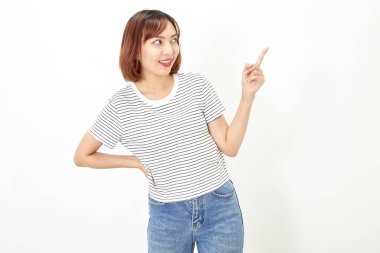 Beyaz bir arka plan fotokopi alanının üzerinde duran kısa boylu esmer, t-shirt ve kot giyen yakışıklı Asyalı genç iş kadını.