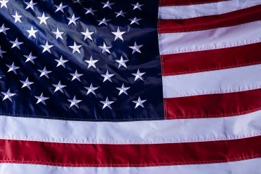 Amerika Birleşik Devletleri bayrağının ilginç dokularla sallanışının yakın çekimi.