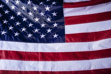Amerika Birleşik Devletleri bayrağının ilginç dokularla sallanışının yakın çekimi.