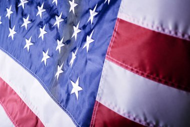 Amerika Birleşik Devletleri bayrağının ilginç dokularla sallanışının yakın çekimi.
