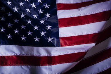 Amerika Birleşik Devletleri bayrağının ilginç dokularla sallanışının yakın çekimi.