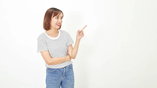 Urocza Młoda Azjatycka Bizneswoman Krótką Brunetką Shircie Dżinsach Stojących Białym — Zdjęcie stockowe