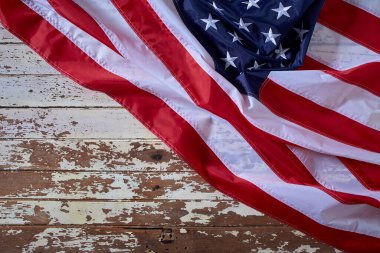 Amerika 'nın Bağımsızlık Günü münasebetiyle beyaz ahşap bir arka plan üzerine Amerika' nın 4 Temmuz kutlamaları için Amerikan Bayrağı. Yukarıdan görüntü görüntüsü