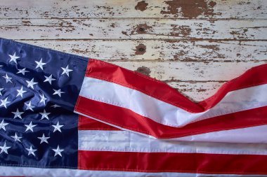 Amerika 'nın Bağımsızlık Günü münasebetiyle beyaz ahşap bir arka plan üzerine Amerika' nın 4 Temmuz kutlamaları için Amerikan Bayrağı. Yukarıdan görüntü görüntüsü
