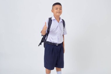 Asyalı Tayland ülkesinin okul üniformalı portreleri beyaz arka planda izole edildi