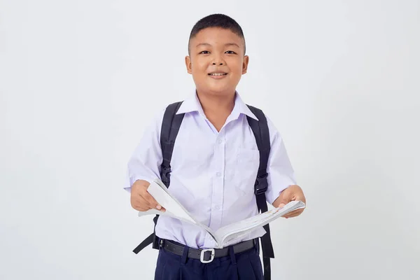 Ένα Νεαρό Ασιατικό Χαριτωμένο Αγόρι Στέκεται Μια Ταϊλανδέζικη Σχολική Στολή — Φωτογραφία Αρχείου