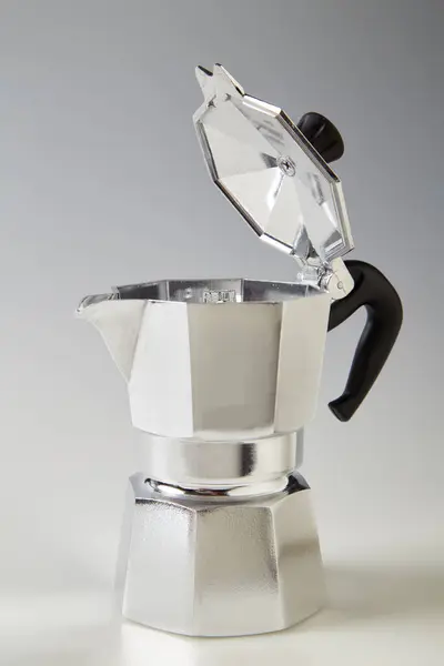 白い背景にアルミ製の典型的なイタリアのコーヒーポットやモカ — ストック写真