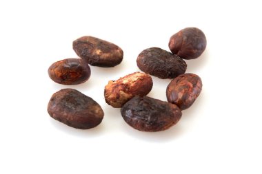 Yakın plan soyulmamış kakao çekirdeği beyaz arka planda izole edilmiş.