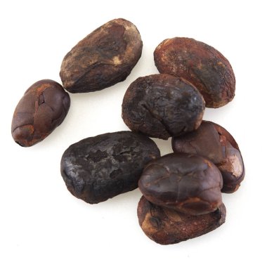 Yakın plan soyulmamış kakao çekirdeği beyaz arka planda izole edilmiş.