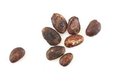 Yakın plan soyulmamış kakao çekirdeği beyaz arka planda izole edilmiş.