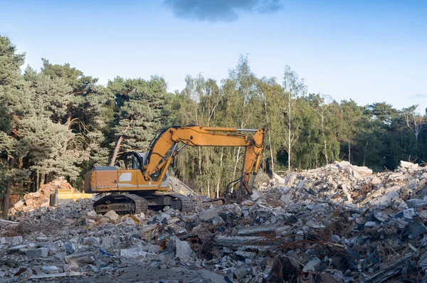 Processo Demolição Antigo Desmantelamento Edifício Uma Escavadora Arrombar Casas Destruição — Fotografia de Stock