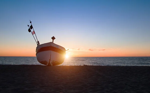 Łódź Rybacka Plaży Polskiego Wybrzeża Bałtyku Pobliżu Rewal Zachód Słońca — Zdjęcie stockowe