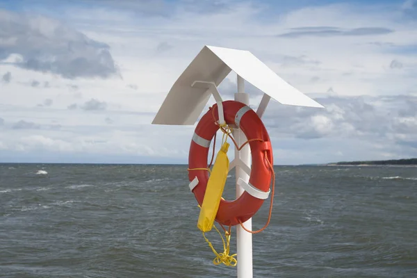 用于在海滨救人的安全设备 蓝色天空和蓝色大海码头上的橙色救生圈 — 图库照片
