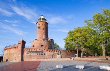Kolobrzeg şehir parkındaki deniz feneri kulesi, Baltık Denizi kıyısı, Polonya