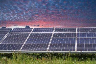 Güneş panelleri ve günbatımı. Güneş panelleri sistem güç jeneratörleri güneşten. Daha iyi bir gelecek için temiz teknoloji