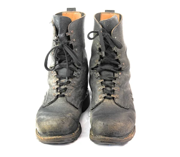 白い背景に隔離された汚れた軍用ブーツ — ストック写真
