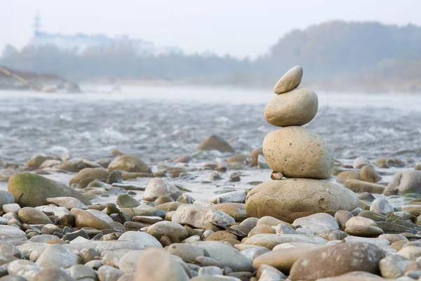 Kamienie Balansuje Plaży Błękitnego Morza Góry Obrazek Stockowy
