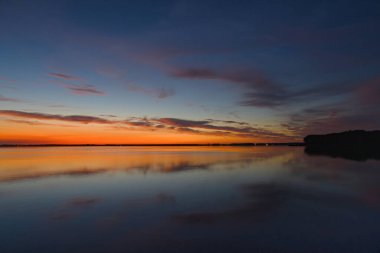 Göl manzarası üzerinde gün batımı gökyüzü. Sarı alacakaranlık gökyüzü arkaplanı