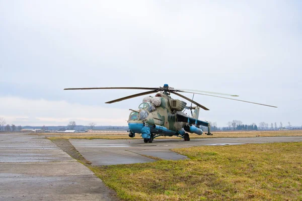 軍用ヘリコプターが飛行場に立っています ウクライナ — ストック写真
