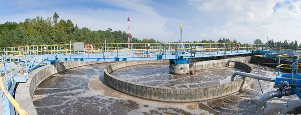 水処理プラントにおける固体接触式クリアリファイアタンクタイプスラッジ再循環プロセス リアル ポーランド — ストック写真
