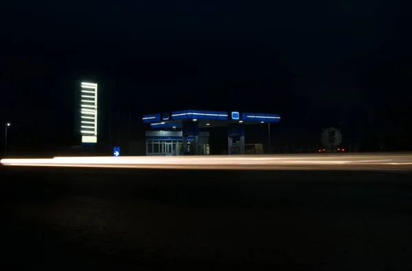 夜は道路脇にコンビニ付きのモダンなガソリンスタンド 停電だ ウクライナ ストックフォト