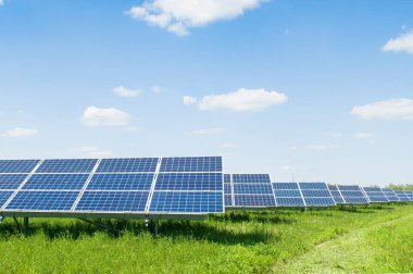 Gökyüzü arka planındaki güneş panelleri. Güneş enerjisi santrali. Mavi güneş panelleri. Alternatif elektrik kaynağı. Güneş çiftliği.